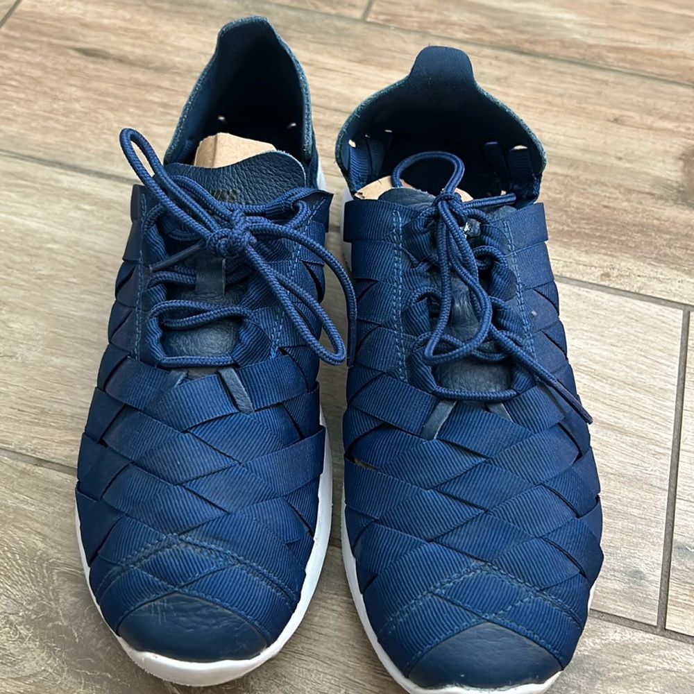 Nike Women's Juvenate Woven Premium Size 7 women’s